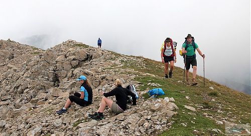 Hřeben Bakardanu (2704 m) je z jedné strany travnatý, a z druhé má volně ložené kameny