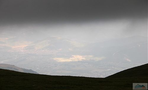 Lokální nasvěcování Tetova z pod hřebene Šar planiny