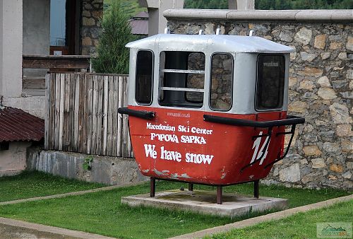 Ano, sníh na Popově Šapce bývá... akorát tato lanovka z Tetova do výšky necelých 1800 metrů už několik desítek let nefunguje