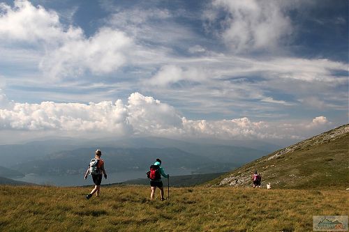 Po hřebenu na další vrchol s výhledem na Mavrovské jezero