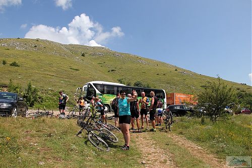 Zatímco pěšáci vyráží ze sedla na Magaro, cyklisté pokračují po hřebenu do Ohridu