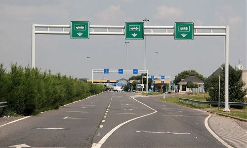 Cesta zpět na srbsko- maďarských hranicích - několik hodin byly EU pruh i normální autobusový pruh u Maďarů prázdný...