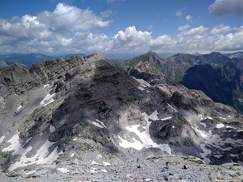 Výhled od sněhového pole v severním svahu Maja e Jezerce