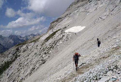 Traverz suťovištěm pod sedlo