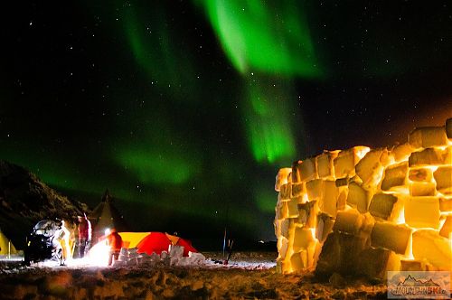 Spaní ve stanu s výhledem na polární záři - to je Grónsko na skialpech