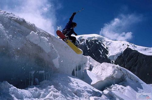 Se snowboardem K2 při skoku na sněhový most v největší ledovcové trhlině v severní stěně Piku Lenina