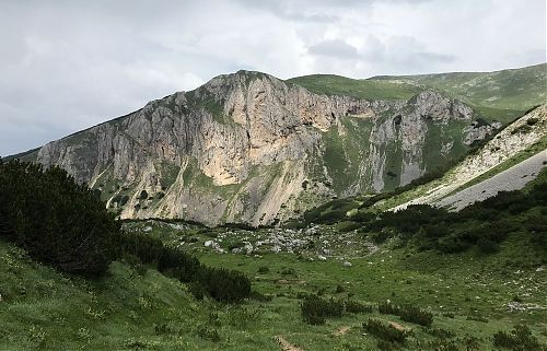 Jakmile jsme překročili hranice Kosova, ráz krajiny se začal příjemně měnit ve vyšší a skalnatější hory