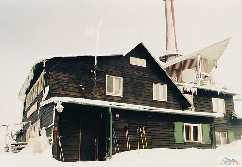 Chata Válcoven plechu Frýdek-Místek v pracovních dnech, v okolí je o pár lyžařů více než je na fotce holí, vlevo je viditelný přechodový můstek nad lany vleku Velký sever - polovina 90. let