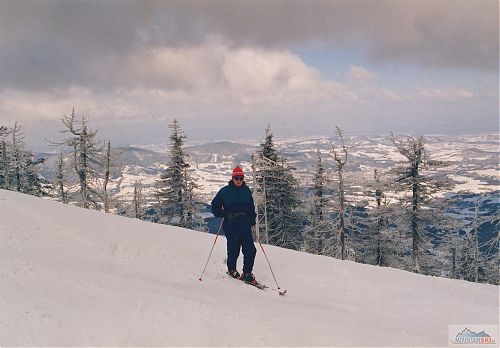 Začátek sjezdovky Velký sever, kde za postávajícím lyžařem je ještě stojící sloup vleku Malý sever - polovina 90. let