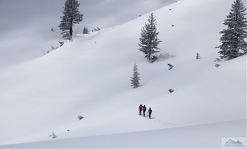 Stoupání dolinou pod nejvyšším vrcholem Pirinu - 2914 metrů vysokým Vihrenem