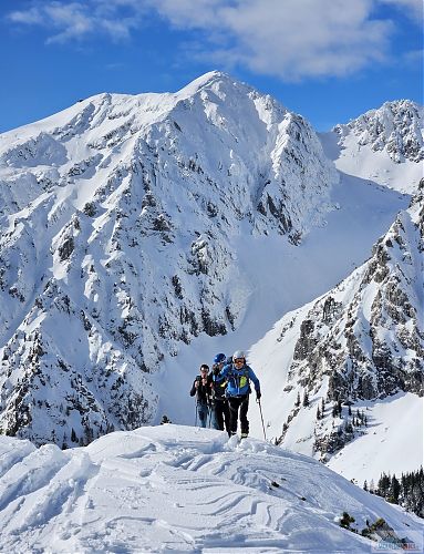 Závěrečný úsek na vrchol s výhledem na nejvyšší vrchol Karavanek
