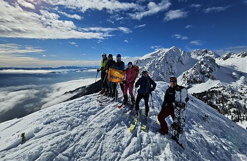 Vrcholové foto s parádním panoramatickým výhledem