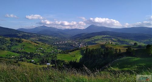 Výhled na nejvyšší hřeben Ukrajiny - vlevo Hoverla (2061 m) a vpravo Pietroš (2020 m)