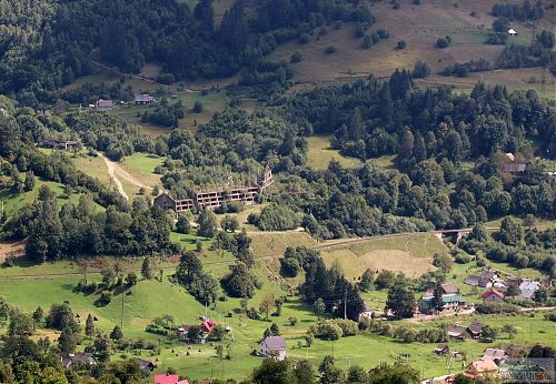 Výhled na nedokončený hotel v Kvasech při sestupu z Bliznice