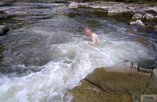 Koupání v řece Prut po sestupu z Horhan