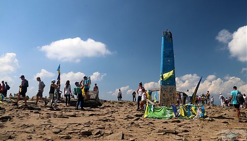 Pokus o vyfocení vrcholu Hoverly (2061 m) s minimem lidí, nahoře to vypadalo počtem lidí výrazně hůře než na Sněžce či beskydské Lysé hoře