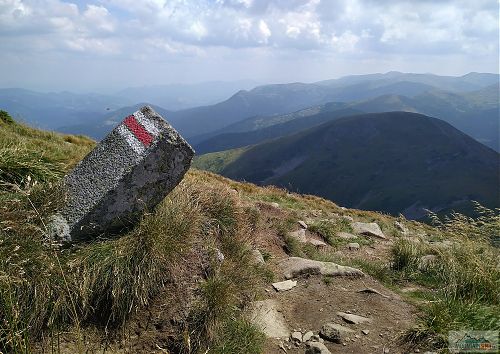 K turistickému značení se využívají hraniční kameny z dob, když část patřila Československu a část Polsku