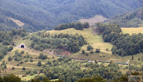 Vlak na trati Volovets - Oporets těsně před vjezdem do tunelu