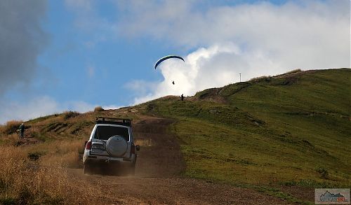 Další výjezd stejného vehiklu, tento vozil 1,3 km daleko paraglidisty