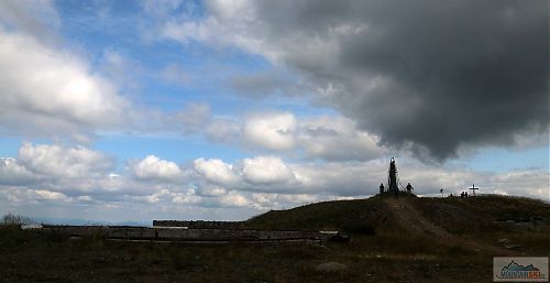 Vrchol Stoj (1681 m) se zbytky asi radarové stanice