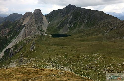 Třetí nocleh s jezerem, nad jezerem je vpravo nejvyšší vrchol celého přechodu