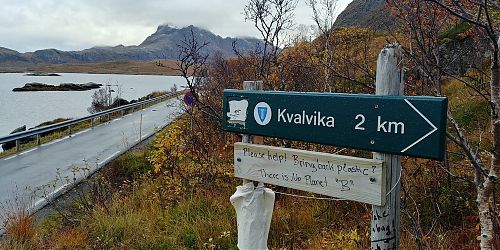 Přes sedlo na pláž Kvalvika