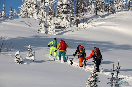 Skialpový výlet nedaleko Sheregeshe, prošlapávaná stopa je hluboká