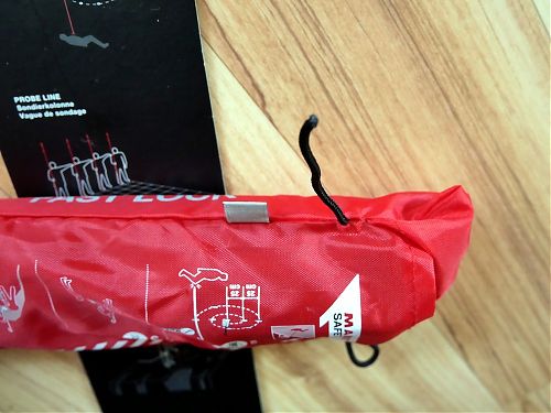 Pohled zblízka na obal úplně nové lavinové sondy