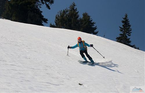 Skimokid valí dole kopcom na G3 SEEKr 100
