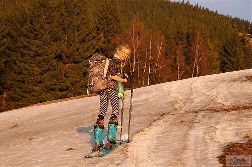 Menší občerstvení během výstupu po zbytcích sněhu na sjezdovce v Jeseníkách