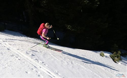 Se stínem v zádech dole kopcom na lyžích