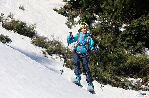 V devíti letech dole kopcom na lyžích G3 s šířkou pod vázáním 100 mm