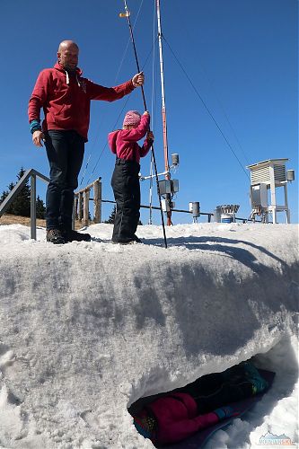 Jaký je vhodný věk pro lavinový výcvik? V praxi bylo ověřeno, že sondování a házení lopatou je možné od tří let, zatímco pro použití lavinového vyhledávače je potřeba znát čísla