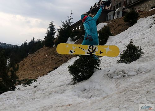 Pod Chatou Jiřího na Šeráku jsme našli sníh, kde bylo možné postavit malý skokánek