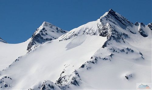 Samovolná lavina na severovýchodním svahuVorderer Seelenkogel (3286 m), výstupovku použil sólista následovaný dvojicí skialpinistů
