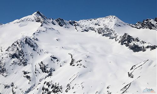 Parádní ledovec Hargererferner a nad ním vlevo Vorderer Seelenkogel (3286 m) a vpravo Eiskögele (3233 m)