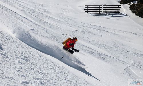 Skialpování mezi ploty, teda mezi lavinovými zábranami