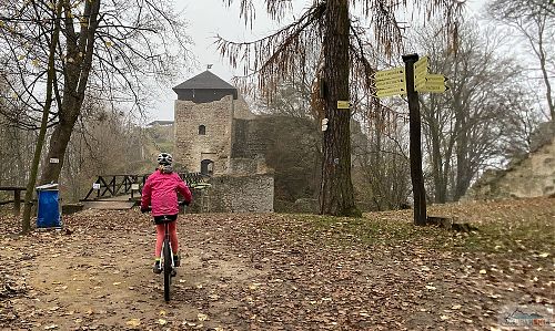 Lada dojíždí k mostu na zřícenině Lukov