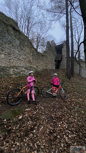 U věže Svatojánka na zřícenině hradu Lukov