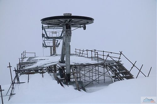 Koncová stanice lanovka Tzarna Mogila ve výšce 2450 metrů - lanovka je dávno mimo provoz