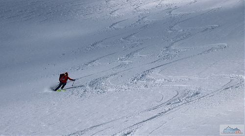 Kreslíme pravidelnou stopu vedle stopy při sjezdu z Hvoinati (2632 m)