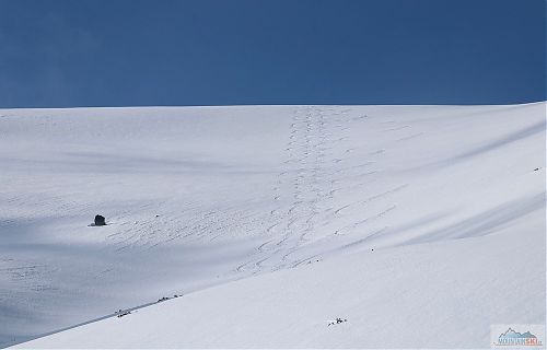 Horní část sjezdu z Hvoinati (2632 m) - tři sjezdové stopy v kratších pravidelných obloucích a jedna ve středních obloucích