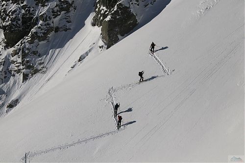 Jdou skialpinisté jdou v závěru Velké Studené doliny v prosinci 2021