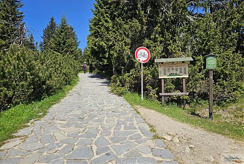 Zákaz vjezdu cyklistů, asi by došlo k poškození vydlážděné silnice